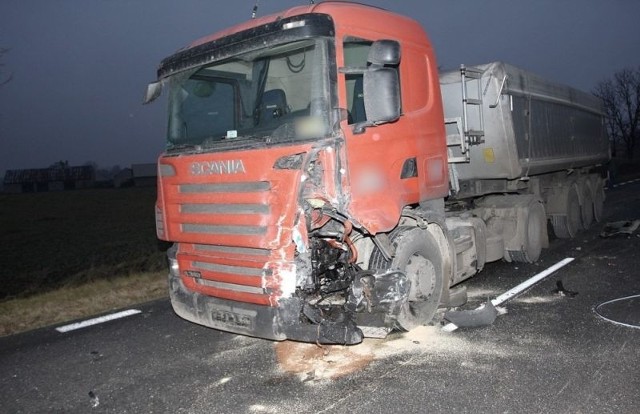 Ciezarowa scania zostala zniszczona i zablokowala droge. 