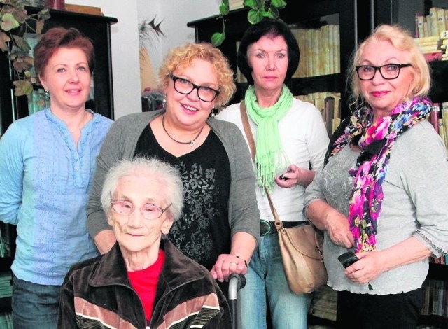 Cioteczne wnuczki często odwiedzają  ciocię  w Domu Pomocy