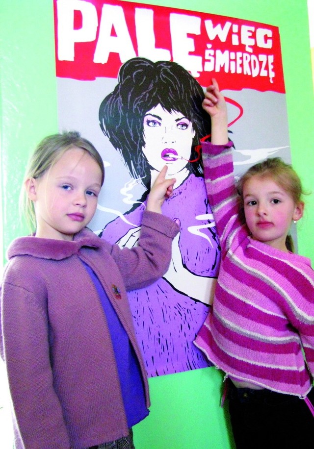 Zosia Trojanowska i Zuzia Podbielska z Przedszkola Publicznego nr 1 w Łomży zapewniają, że po papierosy nigdy nie sięgną. - Bo one śmierdzą i są trujące - tłumaczą dziewczynki.
