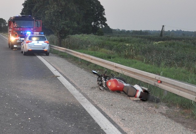 Kierowca stracił panowanie nad motocyklem, wywrócił się, uderzając jeszcze w barierę ochronną.