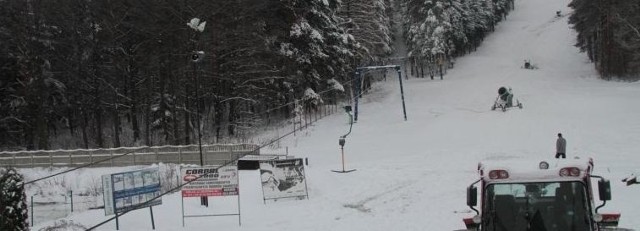 Na Telegrafie w Kielcach leży około 20 centymetrów śniegu, pracę armatek zakłóciła awaria.