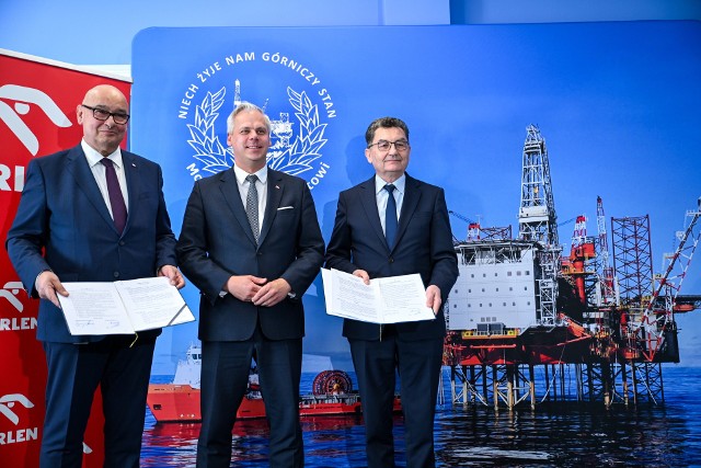 Wiceminister aktywów państwowych Karol Rabenda (C), prezes zarządu Lotos Petrobaltic Grzegorz Strzelczyk (L) oraz prezes zarządu ARP Cezariusz Lesisz (P) podczas II posiedzenia Zespołu eksperckiego do spraw rozwoju morskiej energetyki wiatrowej, 9 bm. w Gdańsku. W trakcie spotkania podpisano umowę między LOTOS Petrobaltic i ARP o współpracy dot. budowy 3 jednostek pływających CTV (ang. Crew Transfer Vessel) oraz zabezpieczenia finansowania na realizację projektu.