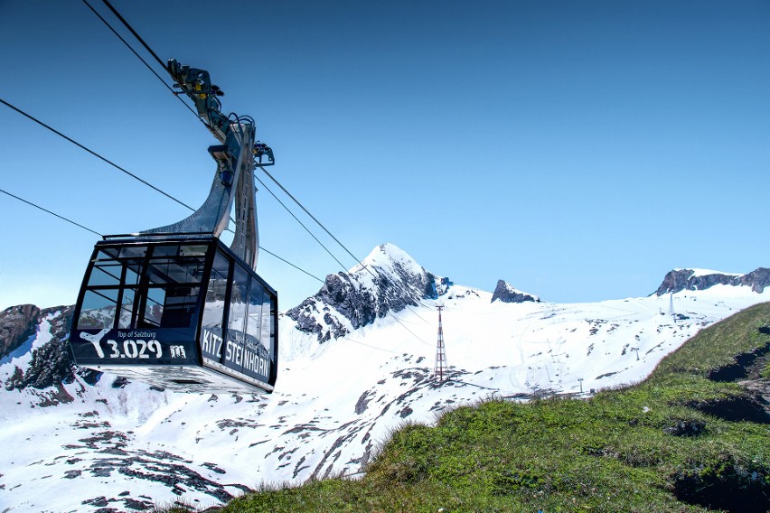 Kolejki na lodowiec Kitzsteinhorn wywożą narciarzy i...