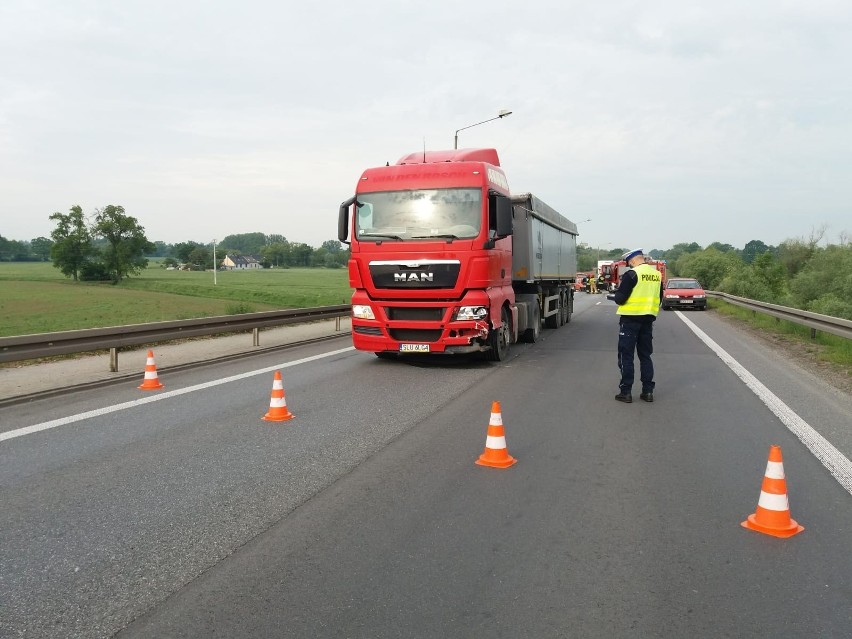 Wypadek na obwodnicy Opola. Ranny 83-letni mężczyzna