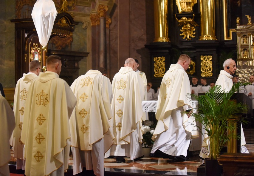 Obrzęd obywania nóg w Wielki Czwartek. Rozpoczęło się Triduum Paschalne [ZOBACZ ZDJĘCIA]