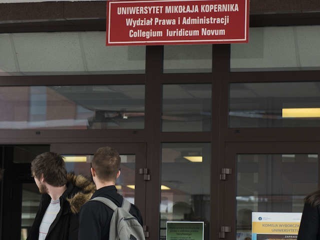 Studia na Wydziale Prawa i Administracji Uniwersytetu Mikołaja Kopernika tradycyjnie już cieszą się wielkim zainteresowaniem