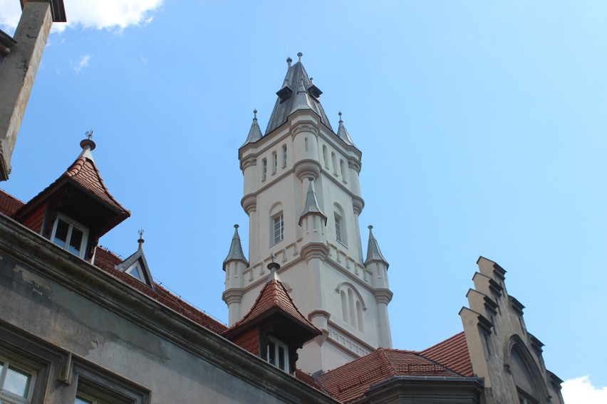 Pałacowa wieża w Nakle Śląskim została odnowiona. Zobacz...