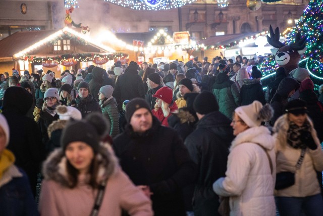 Tłumy na wrocławskim jarmarku bożonarodzeniowym w weekend przez mikołajkami
