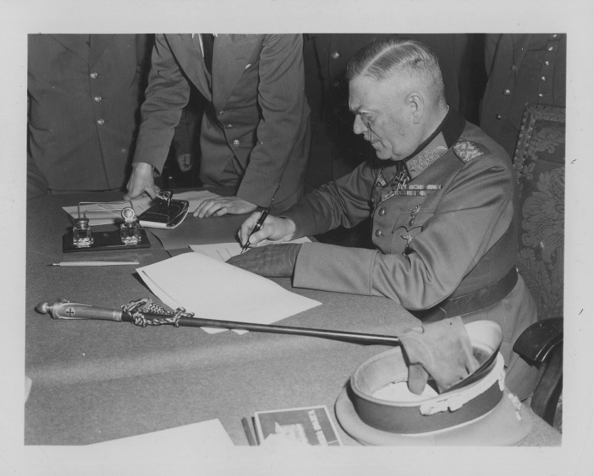 Feldmarszałek Wilhelm Keitel podpisujący akt kapitulacji...