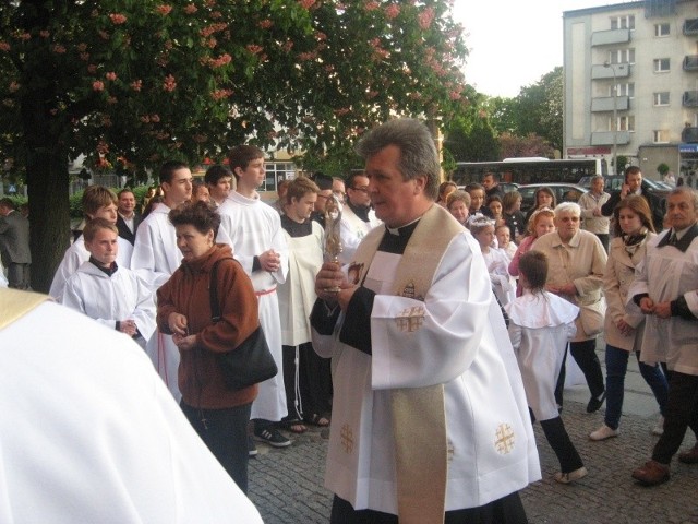 Relikwiarz do katedry wniósł proboszcz Zbigniew Samociak.