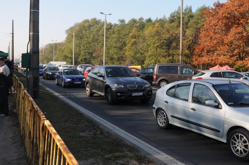 Tłumy na cmentarzu na Miłostowie