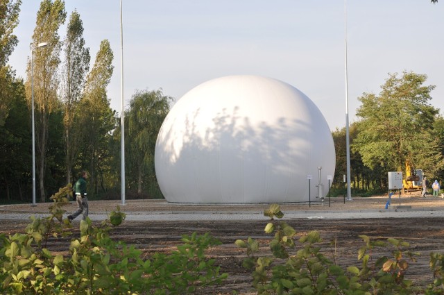 Zbiornik na biogaz szczecineckiej oczyszczalni ścieków z daleka przypomina też gigantyczną piłkę golfową.