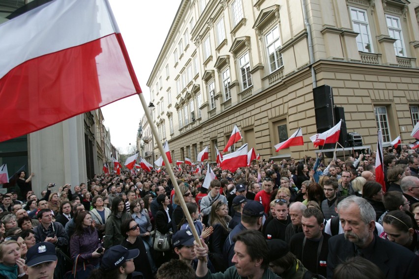 10 lat temu spoczęli na Wawelu. Ostatnia droga pary prezydenckiej [GALERIA]