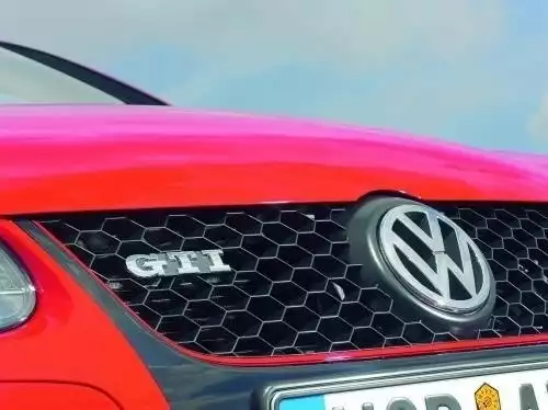 Nie od dziś wiadomo, że zarówno pod względem produkcji, jak i sprzedaży na rynku niemieckim króluje marka Volkswagen. Do niedawna także pewnikiem było to, że najczęściej wybieranym modelem samochodu był Golf. Jednak obecnie tak już nie jest!