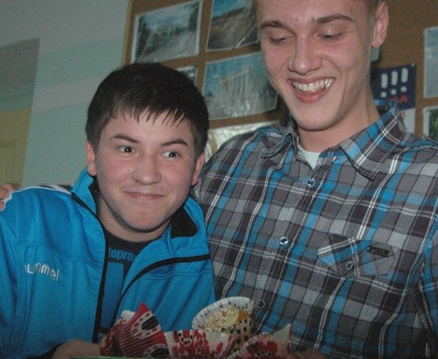 Jakub Konopski i Arek Mrówka okazali się mistrzami w pieczeniu słodkich babeczek. Przepis był babci jednego z nich, a pomagały im mamy.