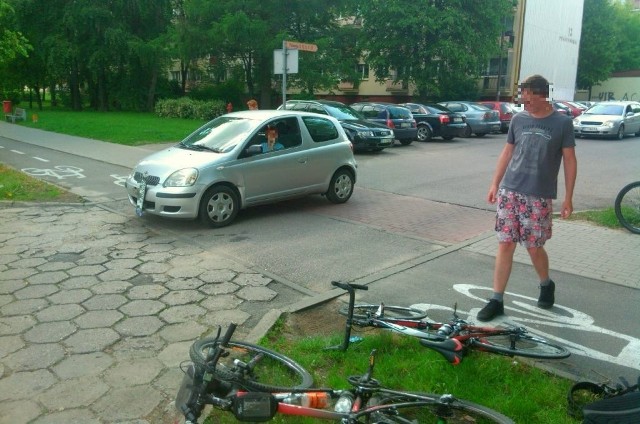 Wypadek rowerzysty. Kobieta za kierownicą toyoty yaris potrąciła rowerzystę na ścieżce rowerowej wzdłuż ulicy Piastowskiej