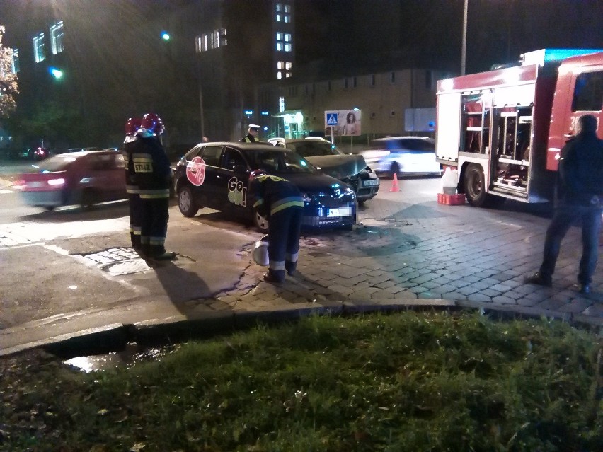 Wrocław: Wypadek na Komandorskiej. Zderzyły się trzy auta (ZDJĘCIA)