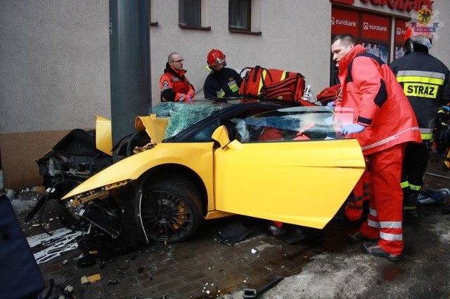 Uderzył w słup sportowym lamborghini i potrącił rowerzystę.