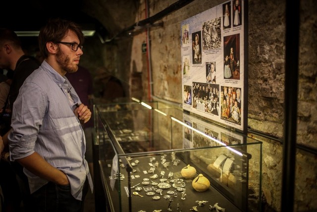 W środę, w piwnicach Ratusza Głównego Miasta otwarto wystawę zabytkowych znalezisk