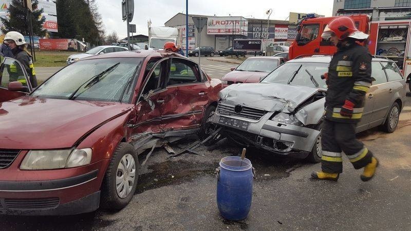 Trzy auta rozbite. Troje rannych w szpitalu. Zablokowana droga do Krynicy [ZDJĘCIA]