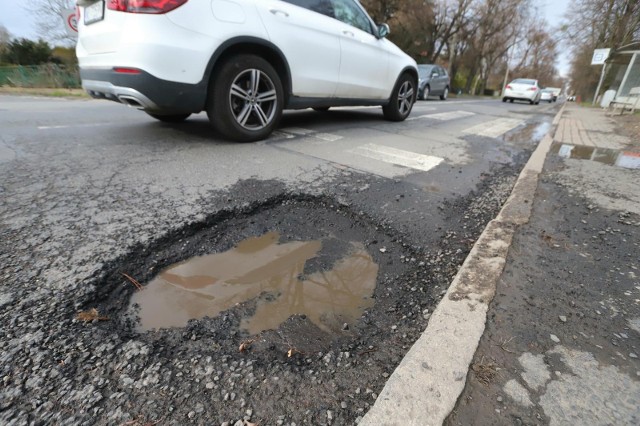 Wśród rodzajów wniosków o odszkodowanie z tytułu dróg pojawiły się dziury w chodnikach, wystająca kostka brukowa lub betonowe klocki na jezdni. Najwięcej, bo aż 360 razy, zgłaszano pozimowe ubytki na drodze.