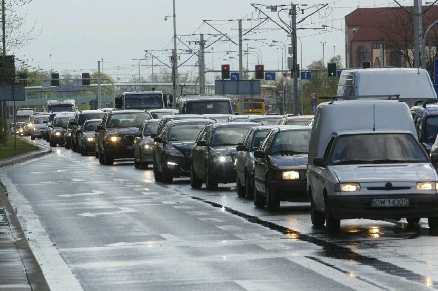 Wrocław: Wypadek autobusu MPK na Milenijnej. Jedna osoba ranna (ZDJĘCIA)