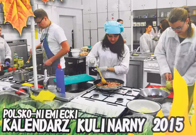 Okładka kulinarnego kalendarza - młodzi Polacy i Niemcy pichcą potrawy w pracowni gastronomicznej ZS nr 2.