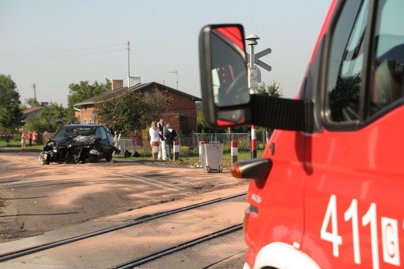 Osobówka zderzyła się z pociągiem w Nieżychowicach (zdjęcia)