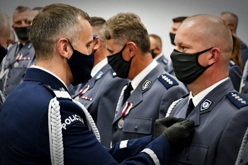 Nowi oficerowie w podlaskiej policji. 24 funkcjonariuszy z awansami na podkomisarza. Ośmiu policjantów z medalami "Za zasługi dla policji" 