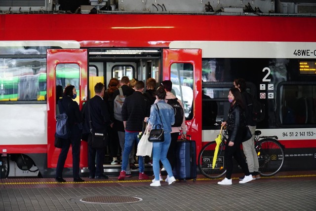 Koleje Wielkopolskie zapewniają, ze na bieżąco reagują w przypadku przepełnienia składów.