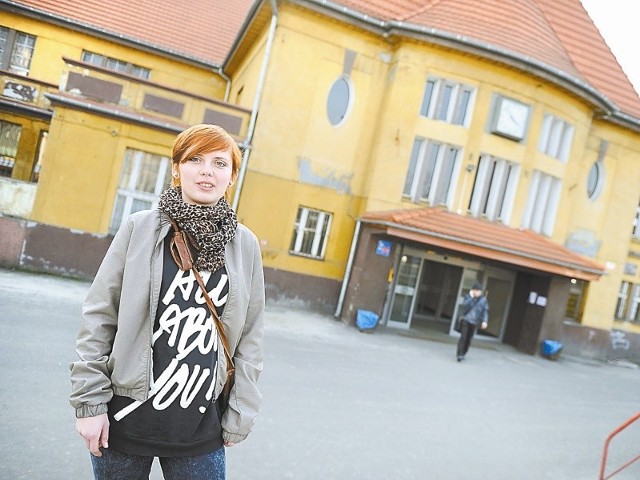 - Trochę wstyd, że w samym centrum stoi tak zniszczony budynek - przyznaje Ewa Kwiatkowska. (fot. Daniel Polak)