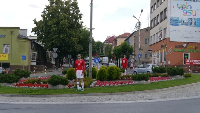 Rypin z okazji mundialu przyozdobił rondo. Zamaskowani złodzieje ukradli sportowe stroje, po czym wrócili, by zdemolować manekiny