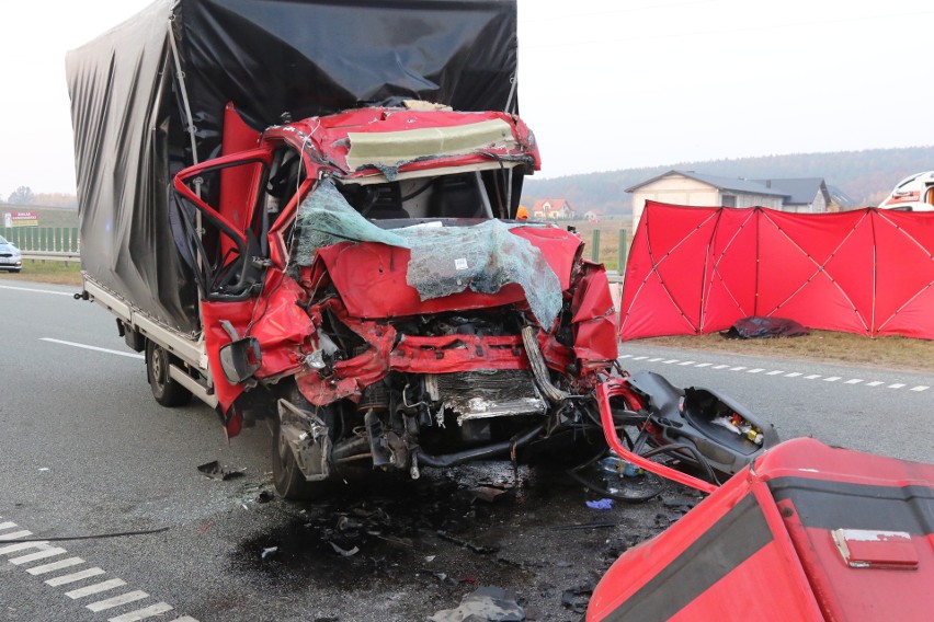 Śmiertelny wypadek na "siódemce" koło Chęcin. Nie żyje kierowca ciężarówki (WIDEO, ZDJĘCIA)