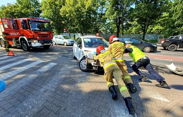 W niedzielę 5 czerwca o godzinie 9, przy skrzyżowaniu pl. Orląt Lwowskich i ul. Sokolniczej zderzyły się dwa samochody osobowe. Są utrudnienia w ruchu, zablokowany jest jeden pas.