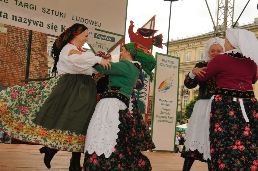 Sztuka ludowa na Rynku, a w sąsiedztwie można się zajadać pierogami różnych smaków