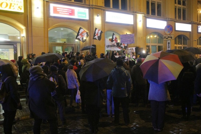 Czarna Środa we Wrocławiu. Protest w Rynku i pod biurami poselskimi 