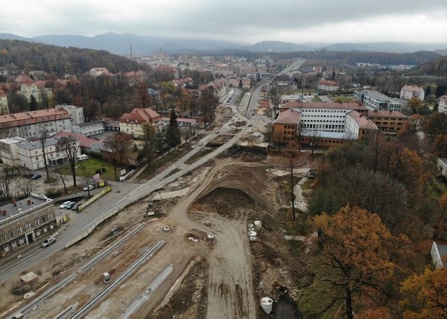 Zaczęły się prace mające wyprowadzić ruch tranzytowy z blisko dziesięciu miejscowości w naszym regionie.Wraz z rozpoczęciem ostatniego etapu budowy obwodnicy Wałbrzycha, ruszyła realizacja programu budowy 100 obwodnic w tym siedmiu na Dolnym Śląsku. Na kolejnych stronach, znajdziecie wszystkie z zaplanowanych obejść miast w naszym regionie wraz z terminami ich ukończenia.