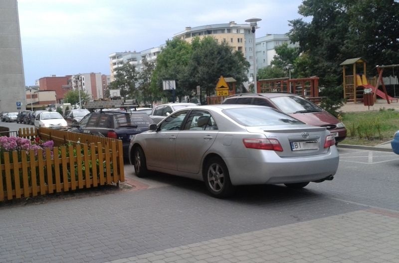 Dwaj kierowcy parkujący przy ul. Fabrycznej w Białymstoku...