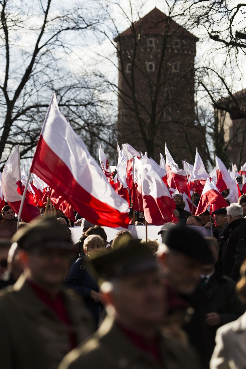 Kraków. Pochód patriotyczny z Wawelu na Rynek [ZDJĘCIA]