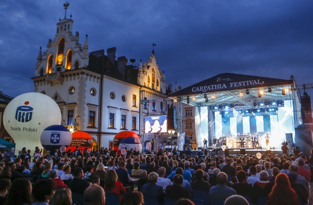 W sobotę wieczorem na Rynku w Rzeszowie odbył się pierwszy koncert festiwalowy w ramach Carpathia Festival 2018. Szczegółowy program festiwalu znajduje się tutaj: XIV Międzynarodowy Festiwal Piosenki "Rzeszów Carpathia Festival" 2018 [DOKŁADNY PROGRAM]