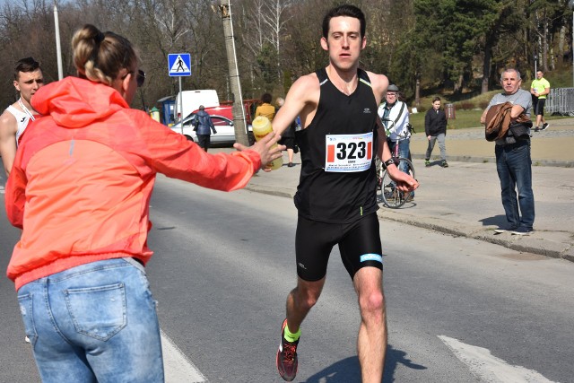 Dawid Kubiec spełnił swoje marzenie sprzed lat i wygrał bieg na ulicach Starachowic. Na trasie II Półmaratonu Starachowickiego.
