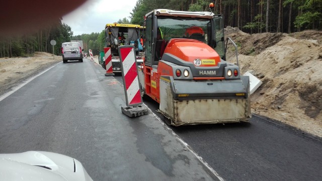 Trwa przebudowa drogi wojewódzkiej nr 240. W związku z prowadzonymi pracami ruch na trasie Świecie - Tuchola odbywa się wahadłowo.