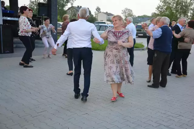 Niedzielna impreza w Kobylanach przebiegała w świetnej atmosferze, nie tylko seniorzy tańczyli do późnych godzin.