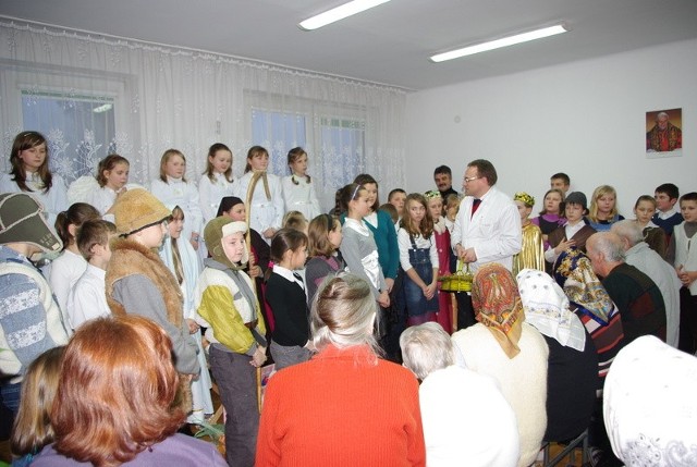 W przysuskim szpitalu dzieci ze Skrzyńska zaprezentowały jasełka.