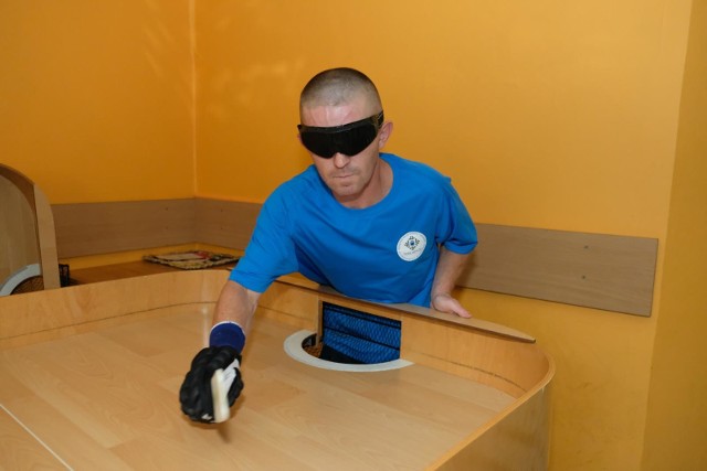 Grupa niewidomych i slabowidzacych gra w showdown w Ośrodku Rehabilitacji Społecznej Niewidomych i Słabowidzących w Przemyślu.