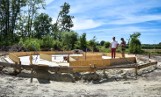 Ruszyła budowa tężni solankowej w Kazimierzy Wielkiej. Konstrukcja stanie na wyspie nad zalewem. Zobaczcie zdjęcia
