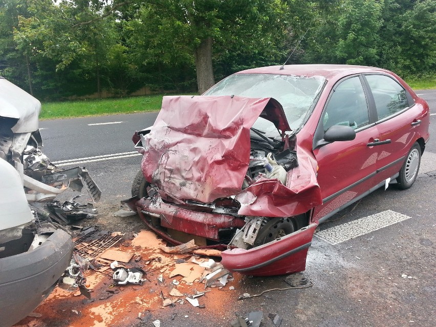 Wypadek na Strykowskiej. Fiat czołowo zderzył się z fordem. Kierowca w szpitalu [ZDJĘCIA, FILM]