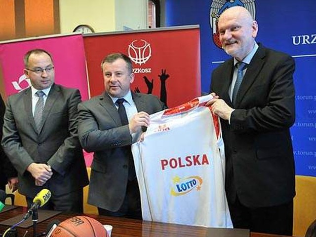 Prezydent Michał Zaleski w prezencie od PZKosz otrzymał reprezentacyjną koszulkę.
