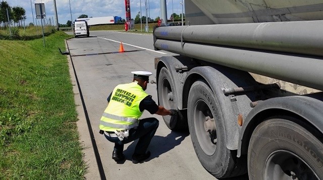 Kontrola drogowa. Zakaz jazdy za fatalny stan opony. Jaki mandat? |  Motofakty