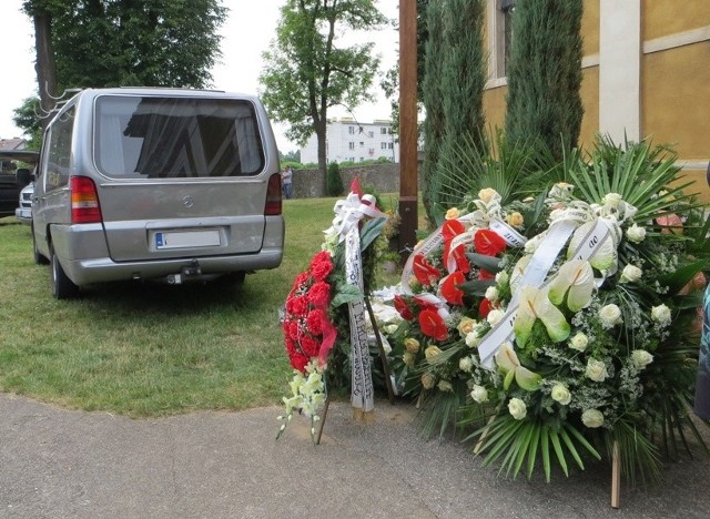 Trwa pogrzeb czterech osób z jednej rodziny - ofiar dramatu, jaki rozegrał się w czwartek, 17 lipca, w Karczówce pod Żaganiem.